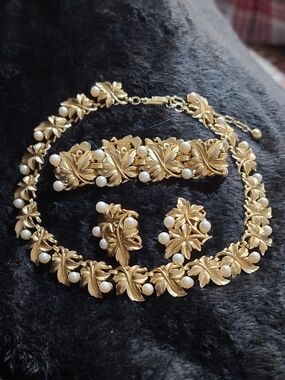 RARE Trifari Gold Pearl Leaf Necklace, Bracelet & Earrings from the EVE coll.